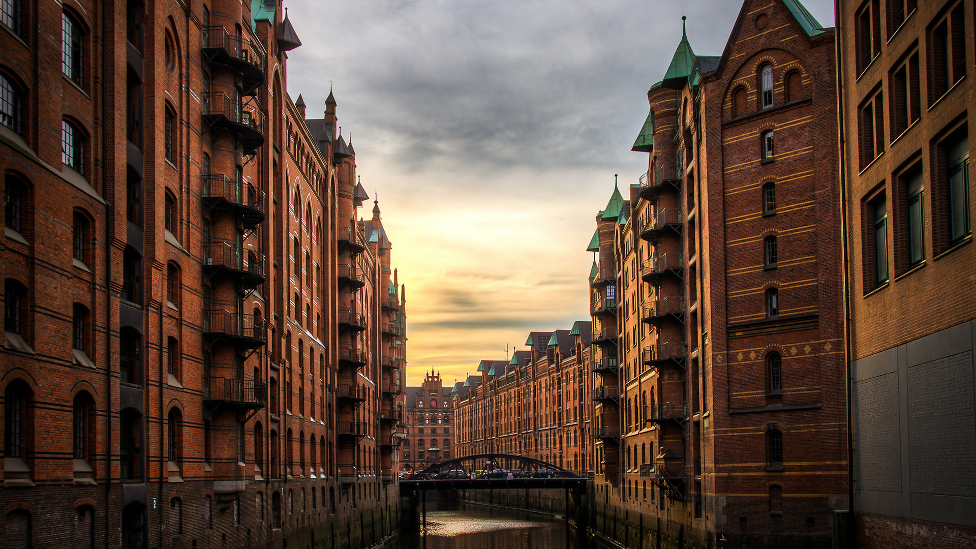 Hamburger Speicherstadt im Abendlicht